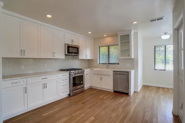 Magnificant kitchen open floor plan and bright - 556 Luton Dr