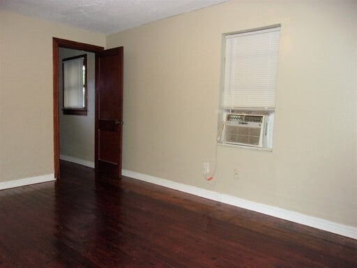 Building Photo - 1 BED 1 BATH DOWNSTAIRS GARAGE APT IN CAPITAL HILL AREA