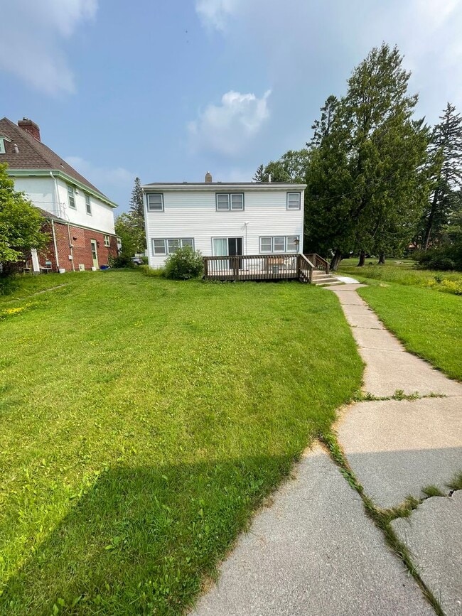Building Photo - AVAILABLE AUGUST 18TH - Gorgeous 3 Bed 2 b...