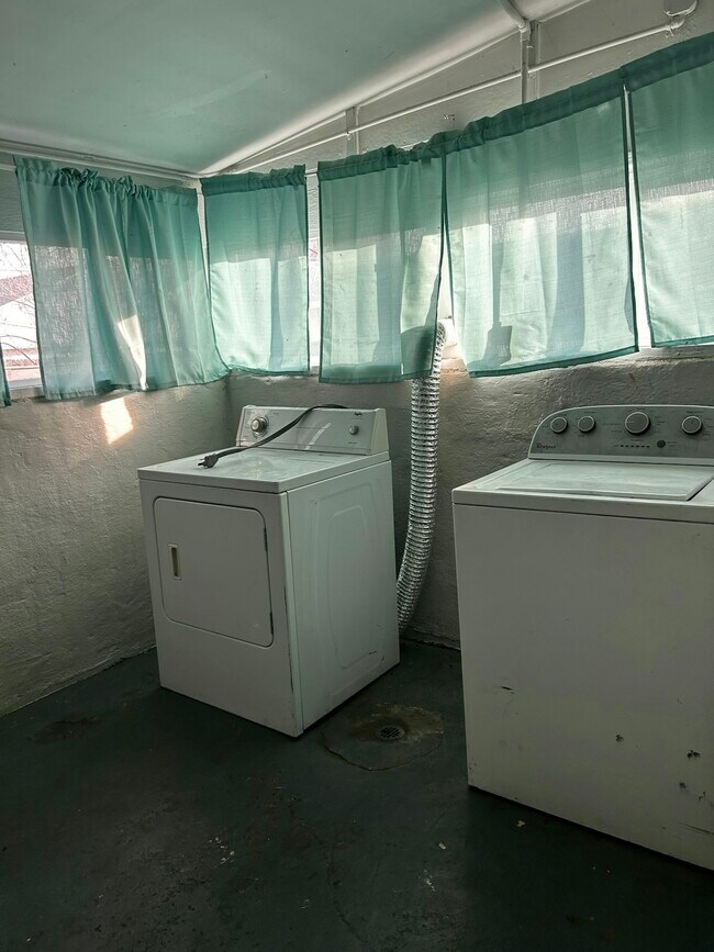 Building Photo - 400 S Raleigh St