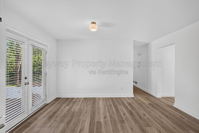 Building Photo - 3007 Stratford Dr