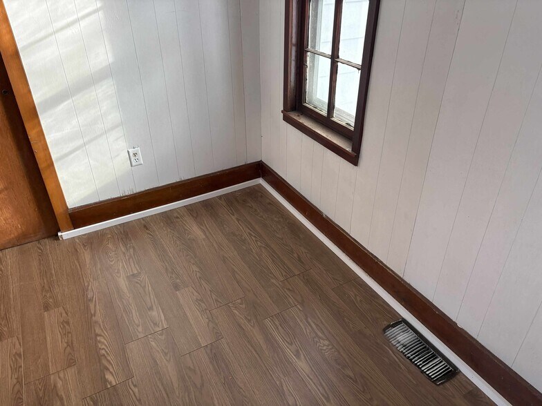 Back Bedroom Very Sunny - 259 Elizabeth St