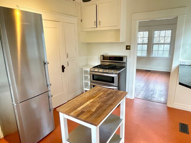 Building Photo - Classic 1922 Alameda Home with Beautiful A...