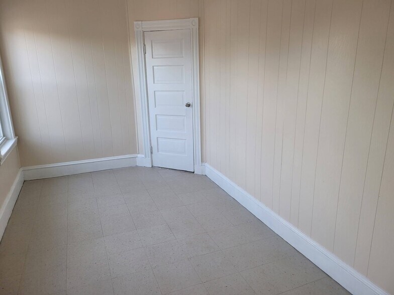 Building Photo - 150 River St