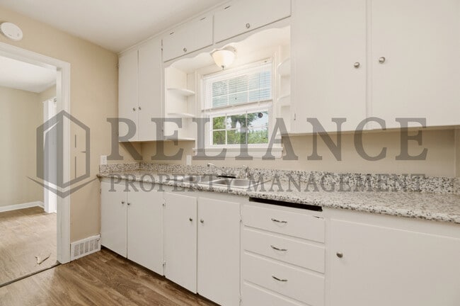 Building Photo - 571 S Roosevelt St