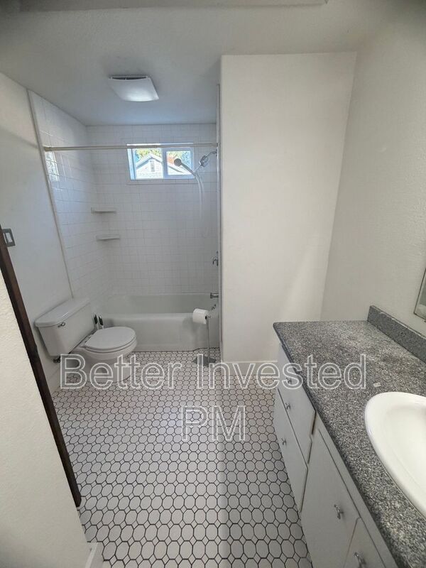 Building Photo - 559 N Oak St