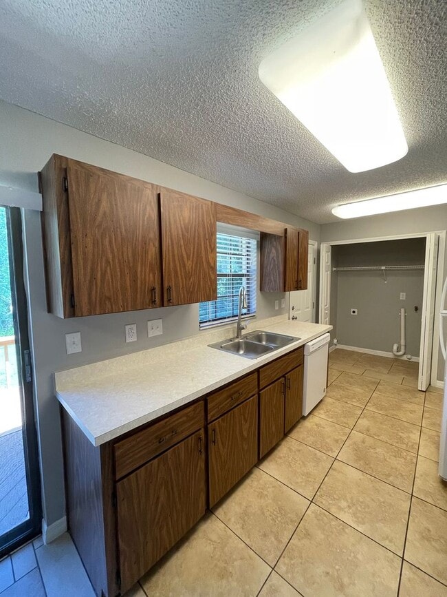 Building Photo - Clayton Duplex