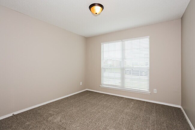 Building Photo - 720 Duke Dr