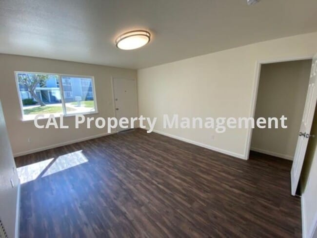 Building Photo - Newly Remodeled 2 Bedroom Apartment!