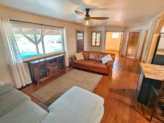 Building Photo - Charming 3 Bd 2 B Corner Lot Single Family Home