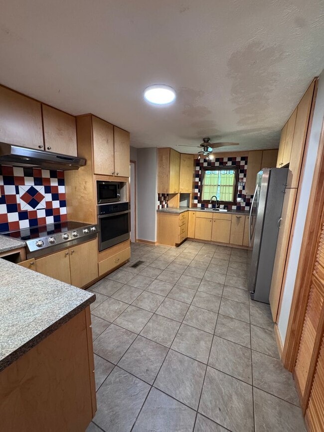 Building Photo - 330 Heards Ln