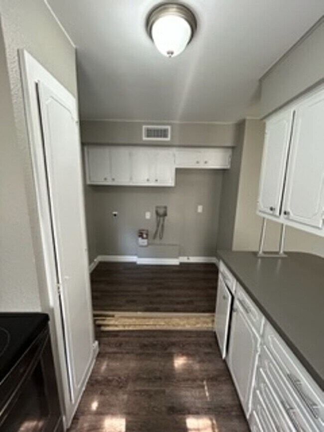 Building Photo - 400 Donnell Dr