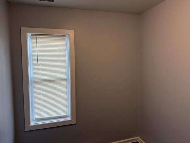 Building Photo - 10800 S Hoxie Ave