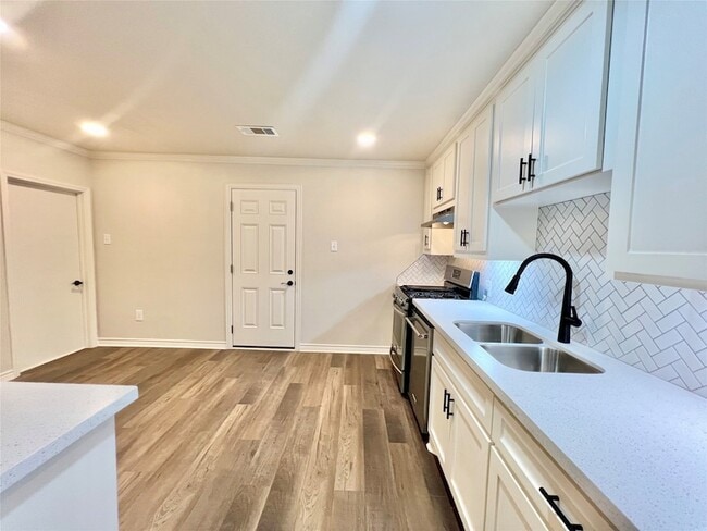 Building Photo - 1010 15th Ave N