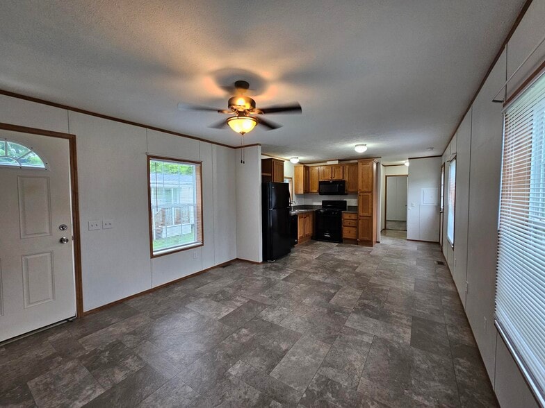 Building Photo - 46 Pine Cir