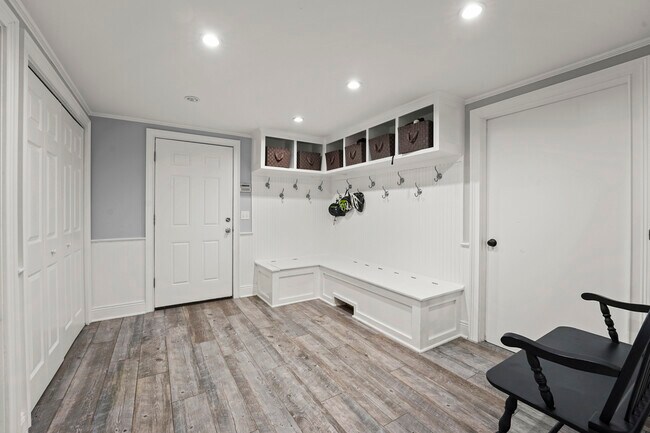 Building Photo - 5 Holly Pl