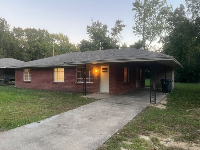 Primary Photo - Charming 3 Bed 1 Bath Home