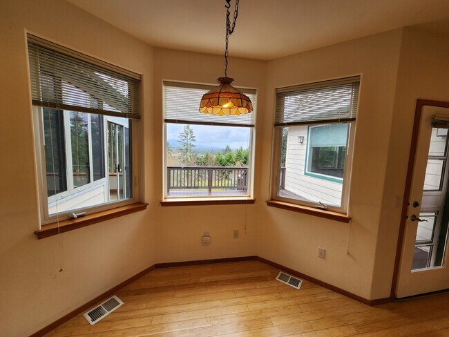 Building Photo - 3 bed 2.5 bath home on Bell Hill with grea...