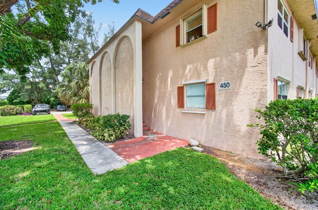 Building Photo - 450 SW 2nd Ave
