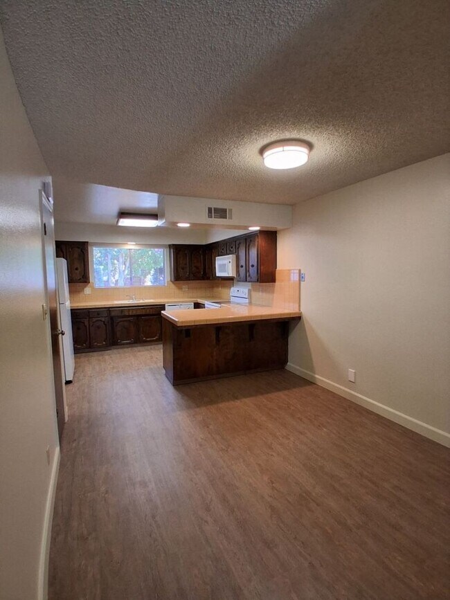 Building Photo - 6061 N Bungalow Ln