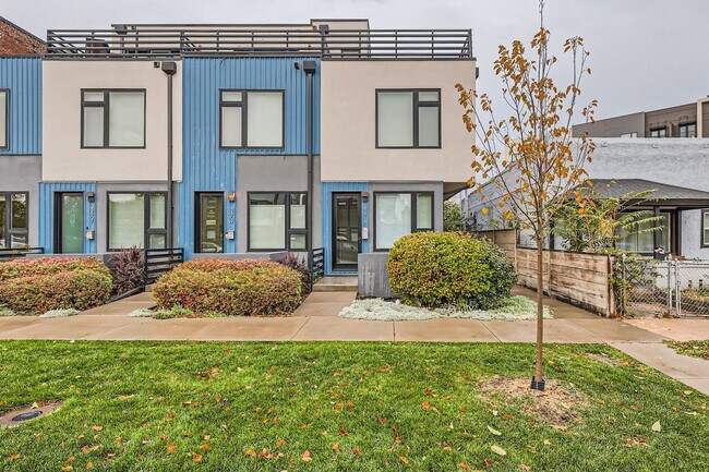 Building Photo - GORGEOUS TOWNHOUSE IN RiNo