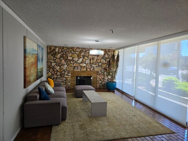 Building Photo - Top Floor Condo Unit