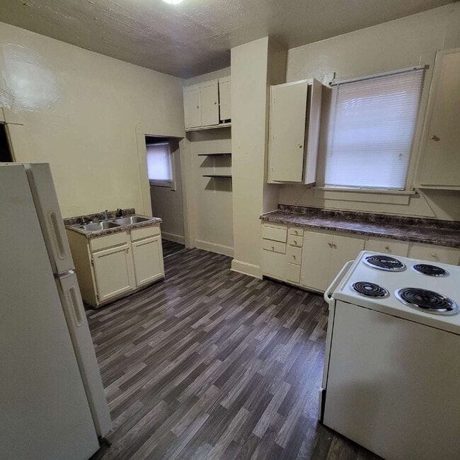 Building Photo - Quick Commute Downtown!