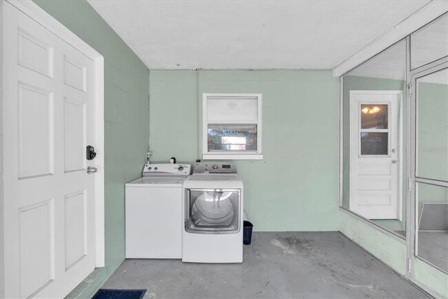 Building Photo - 618 Glenoak St N