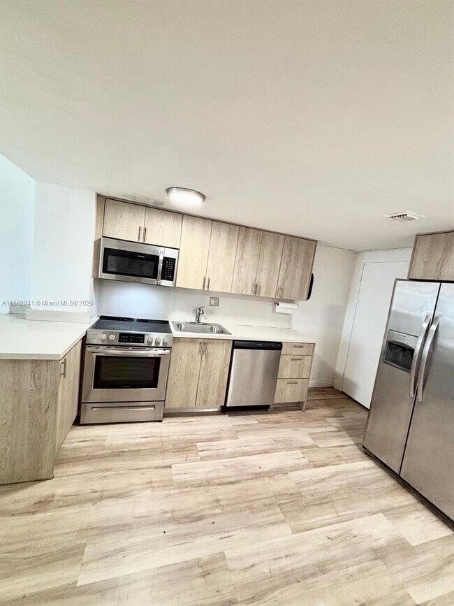 Building Photo - 801 Brickell Bay Dr