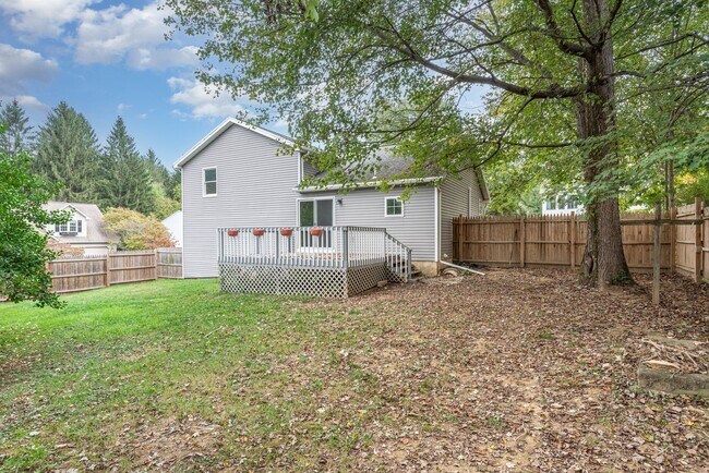 Building Photo - Spacious 3 bedroom Split level