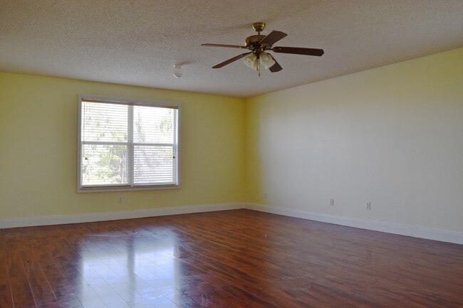 Building Photo - Avalon Park Pool Home - Gated Street - 7 B...