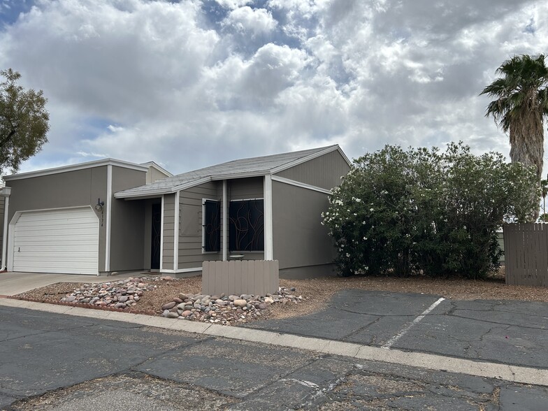 Building Photo - 6374 N Willowhaven Dr