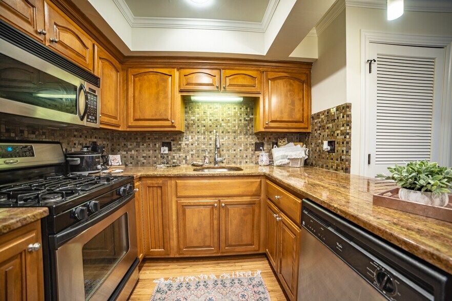 Building Photo - 4000 Oak St