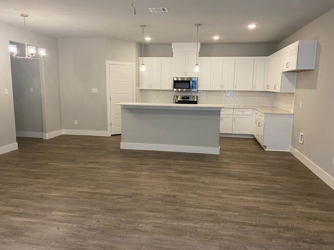 Building Photo - Coming soon! Darling 3/2/2 Fireplace - Walk in Shower - commuter friendly