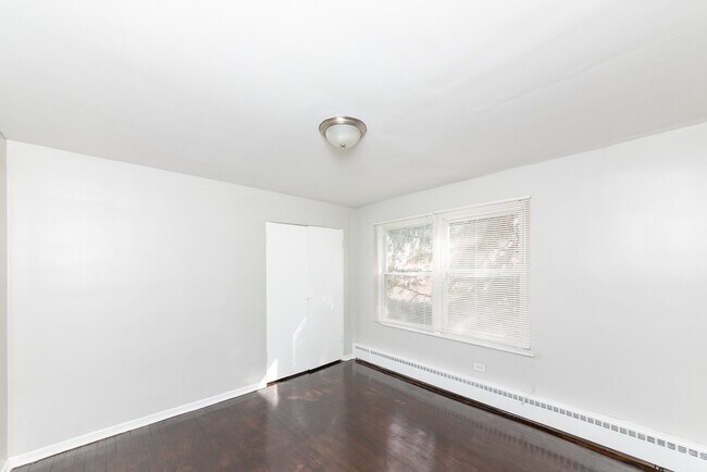 Building Photo - 3058 N Kostner Ave