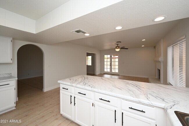 Building Photo - 7301 W Canterbury Dr