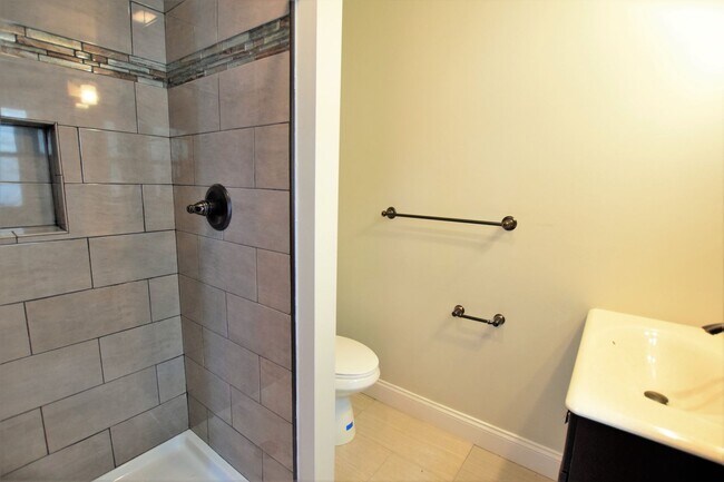 Building Photo - Two Bedroom Two Bath 112 Quarry