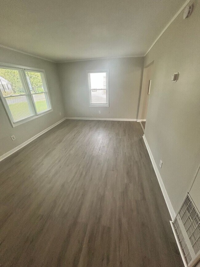 Building Photo - 2 Bedroom 1 Bath Just Renovated with New A...