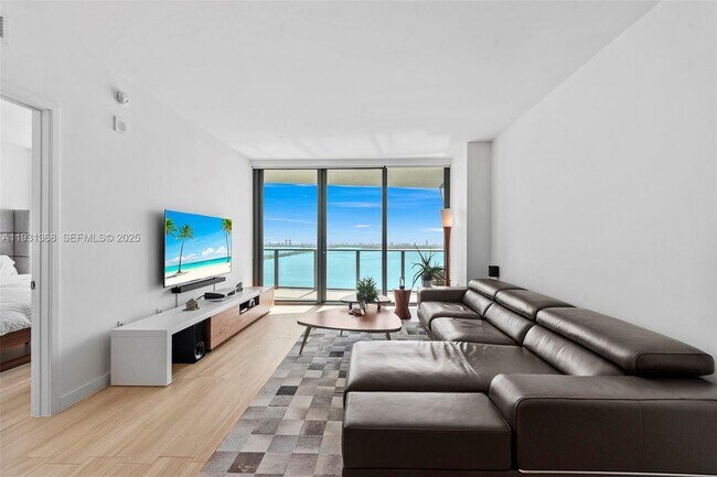 Building Photo - 460 NE 28th St