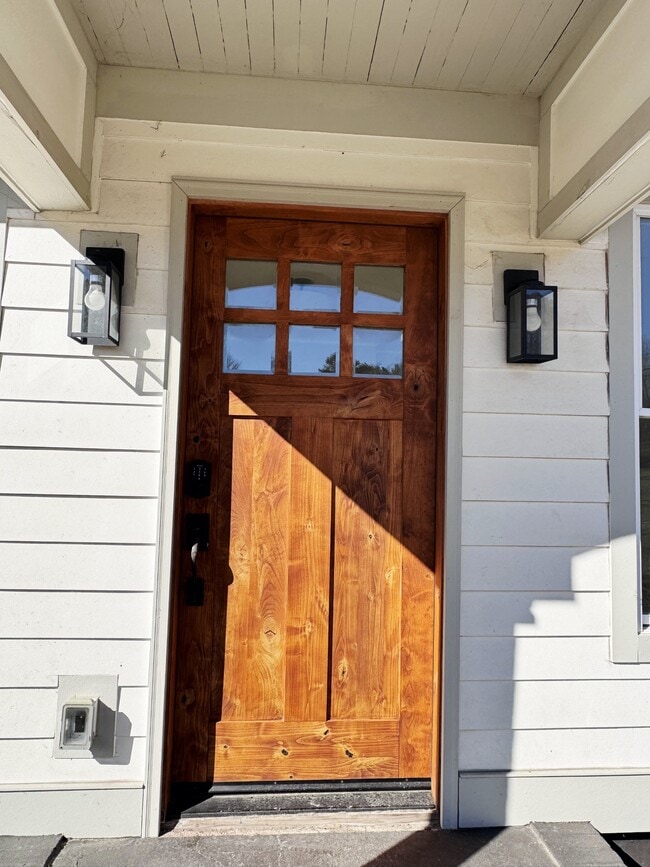 Building Photo - 1880 E Broad St