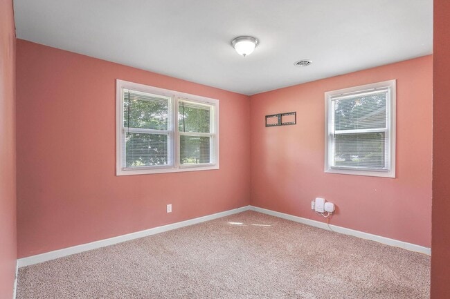 Building Photo - Home Close to Amenities