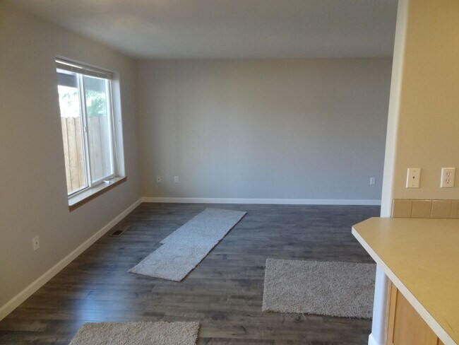 Building Photo - Sulbri04-102/104/106 Rice LN