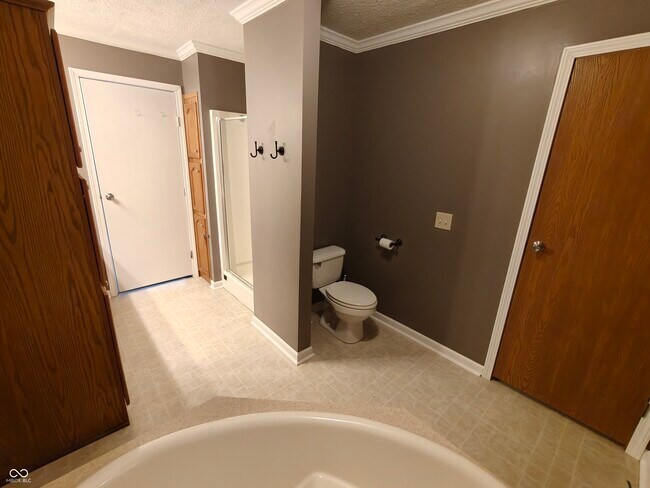Building Photo - 802 Fern Dr