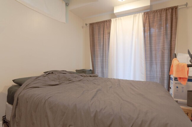 Building Photo - Room for Rent in 5 Bedroom House