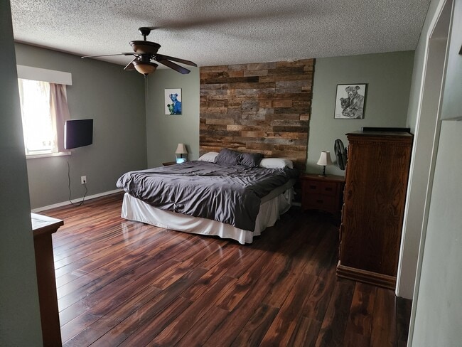 Building Photo - 1310 Knob Hill