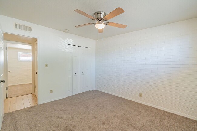 Building Photo - 3 bed/2bath home with large backyard.