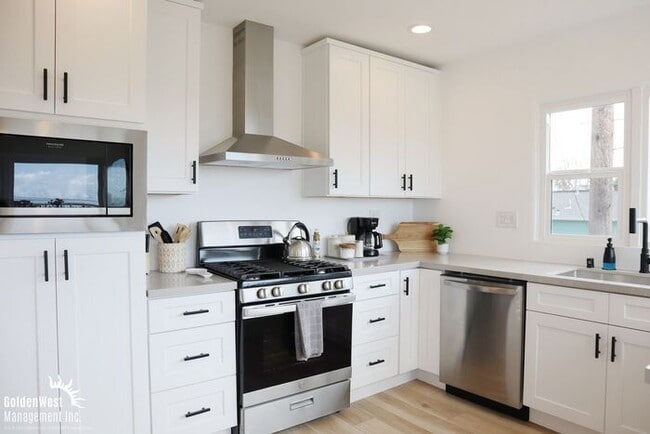 Building Photo - Stylish Updated 3Bdm 2Ba Upstairs Unit in the Heart of Old Town San Diego!