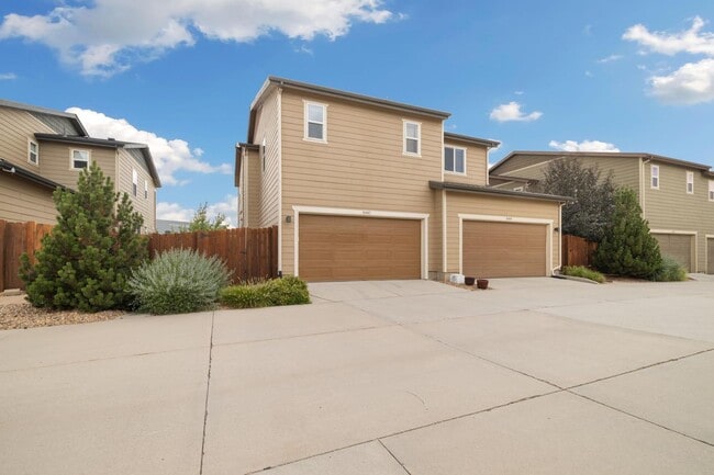 Building Photo - Outstanding Townhome W/ Large 3 Bed- 2.5 Bath and 2-Car Garage!