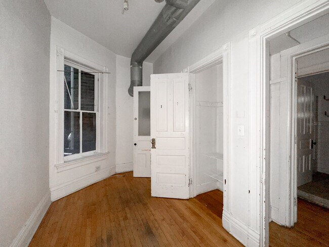 Building Photo - 723 W Wrightwood Ave