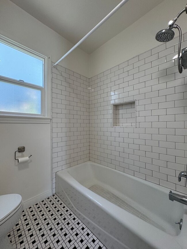 Building Photo - Modern 2-Bedroom Apartment in Prime West LA Location